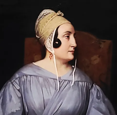 Un portrait ancien d’une femme dont la coiffe ressemble à des écouteurs