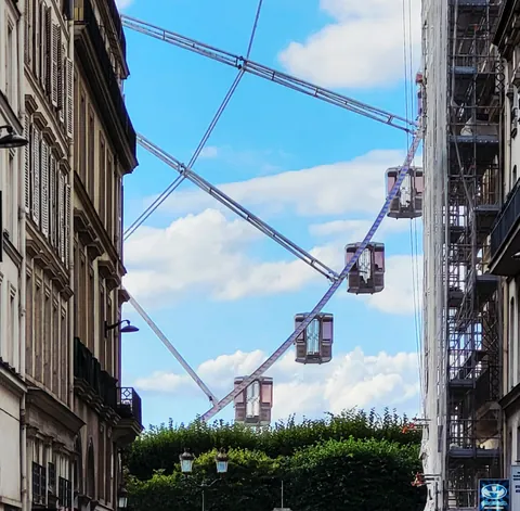 La grande roue entre deux immeubles haussmanniens