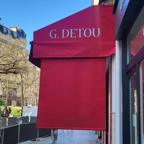 Auvent de magasin à Paris avec l’inscription G. Detou