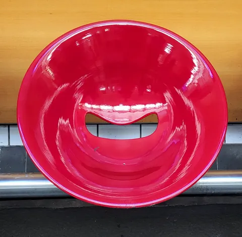 Une grande bouche rose en plastique, sourire de métro