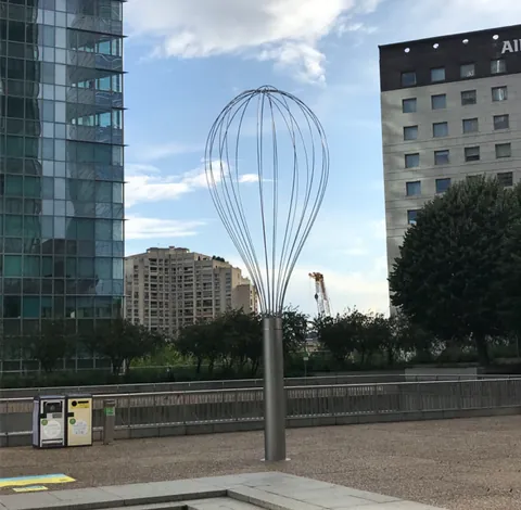 Un fouet de cuisine géant planté au milieu des tours de la Défense