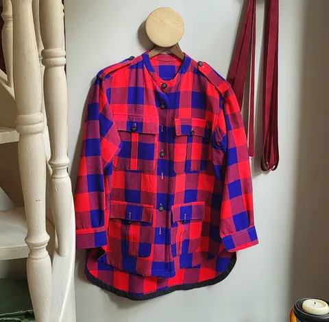 Une chemise à carreaux rouge et bleu accrochée à une patère