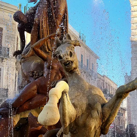 Sculpture d’un cheval en marbre dans une fontaine