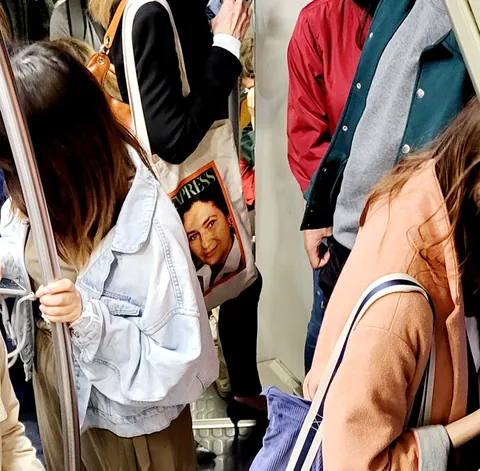 Des voyageurs dans le métro, le même cabas illustré au milieu