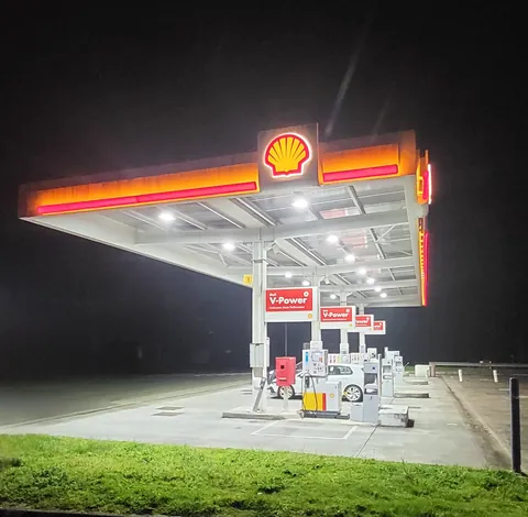 Une station-service Shell éclairée en pleine nuit