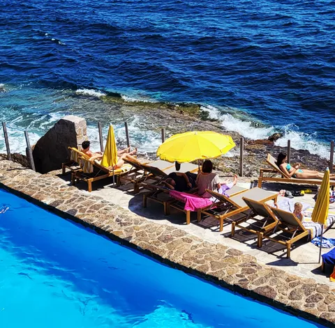 Une piscine au bord de la mer, vue d’en haut