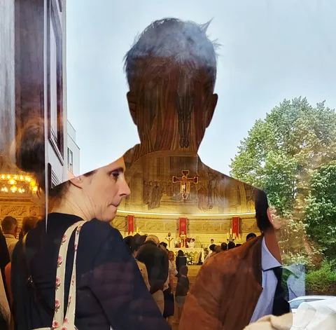 Une silhouette en double exposition sur une église illuminée