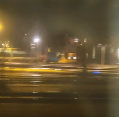 Des phares de voitures étirés dans le brouillard