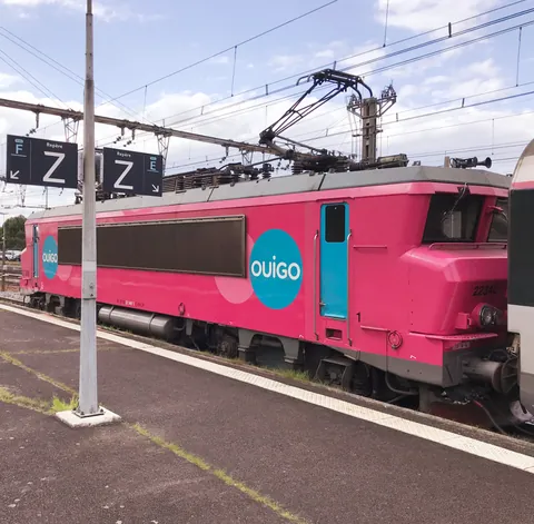 Une locomotive Ouigo rose en gare
