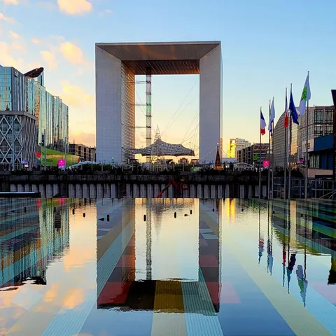 L’arche de la Défense se reflète sur un miroir d’eau