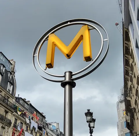 Un grand M jaune de métro sur fond de ciel gris