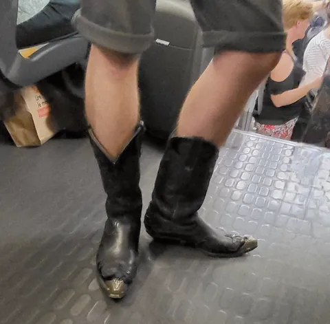 Des santiags en cuir noir dans le métro