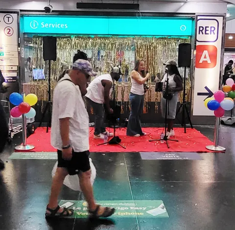 Des musiciens qui jouent dans un couloir de RER