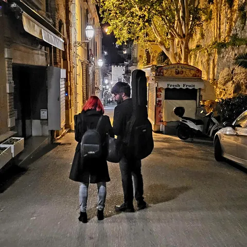 Deux personnes dans une rue sombre