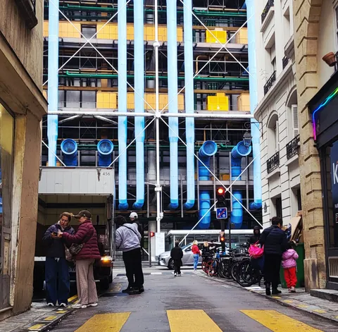 Une rue étroite qui débouche sur la façade colorée du Centre Pompidou