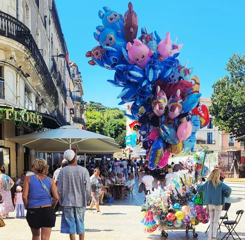 Un vendeur de ballons gonflés à l’hélium dans une rue animée