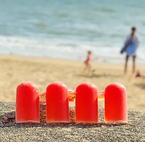 Des bouées rouges sur une plage floue