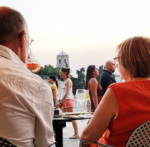 Des convives attablés en terrasse à Arles