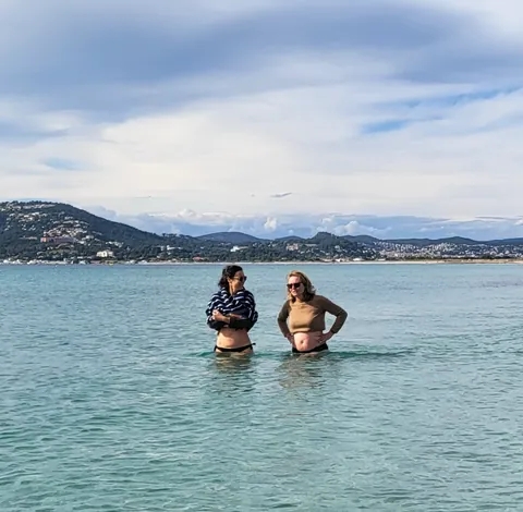 Deux femmes dans l’eau jusqu’à la taille