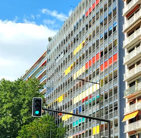 Une façade aux volets multicolores comme un jeu de Mastermind
