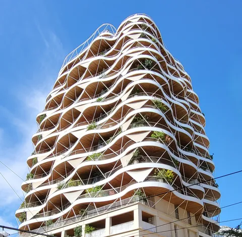 Une tour d’habitation aux balcons en alvéoles, comme une morille