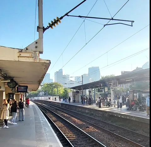 Un quai de gare au petit matin, les tours au loin