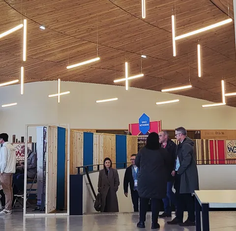 Un hall de salon éclairé par des néons en forme de croix