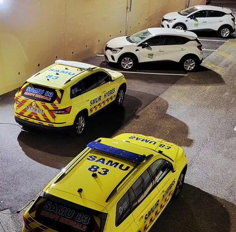 Des voitures du SAMU jaunes garées dans un parking