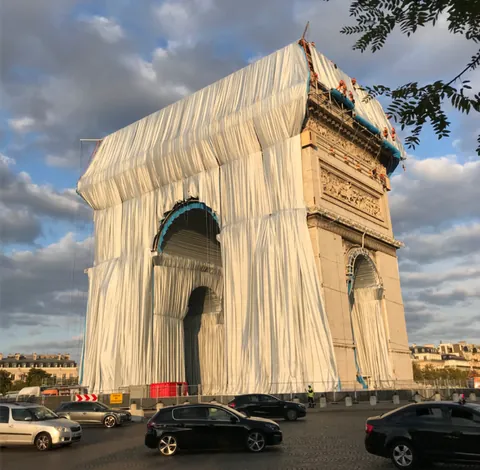 L’Arc de Triomphe entièrement emballé de toile argentée