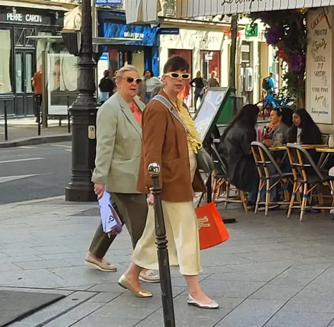 Deux femmes en lunettes de soleil et tenues assorties