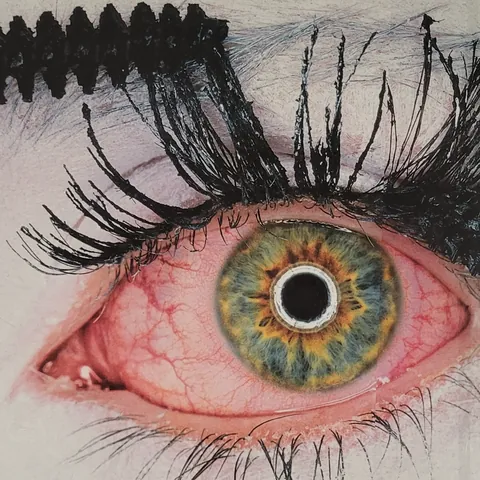 Un œil géant injecté de sang, aux cils démesurés, sur une affiche