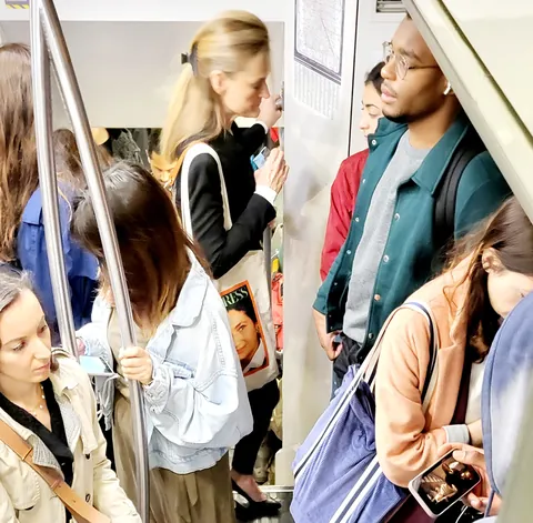 Des voyageurs debout dans le RER, cabas illustré au premier plan