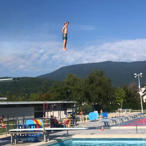 Un enfant saute d’un plongeoir et semble voler