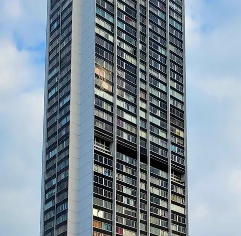 Une tour d’habitation immense sous un ciel bleu