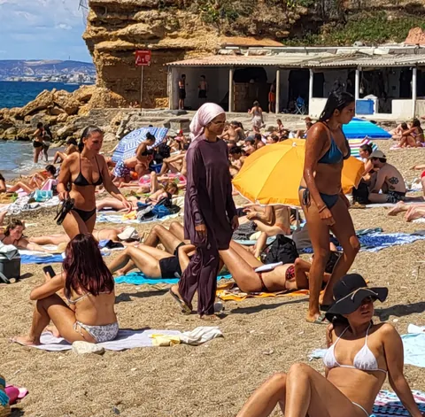 Une plage marseillaise bondée de baigneurs au soleil