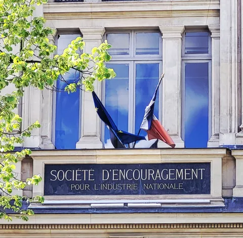 Une façade avec la plaque « Société d’encouragement pour l’industrie nationale »