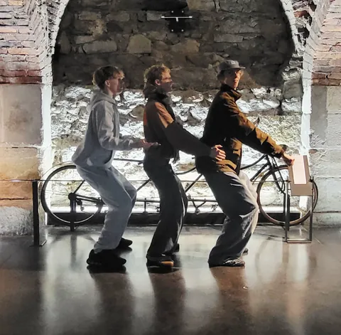 Trois danseurs en file qui avancent du même pas