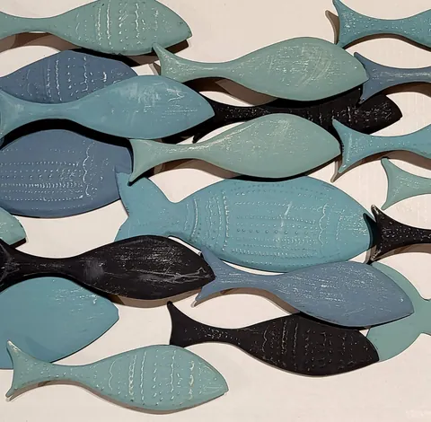 Une fresque de poissons en céramique
