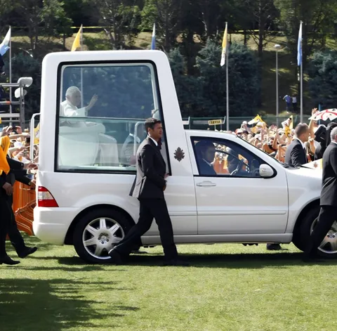 La papamobile blanche qui traverse une foule