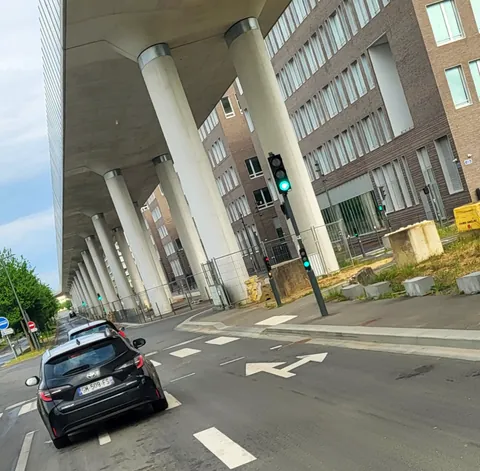 Un pont routier sur pilotis, une voiture qui passe dessous