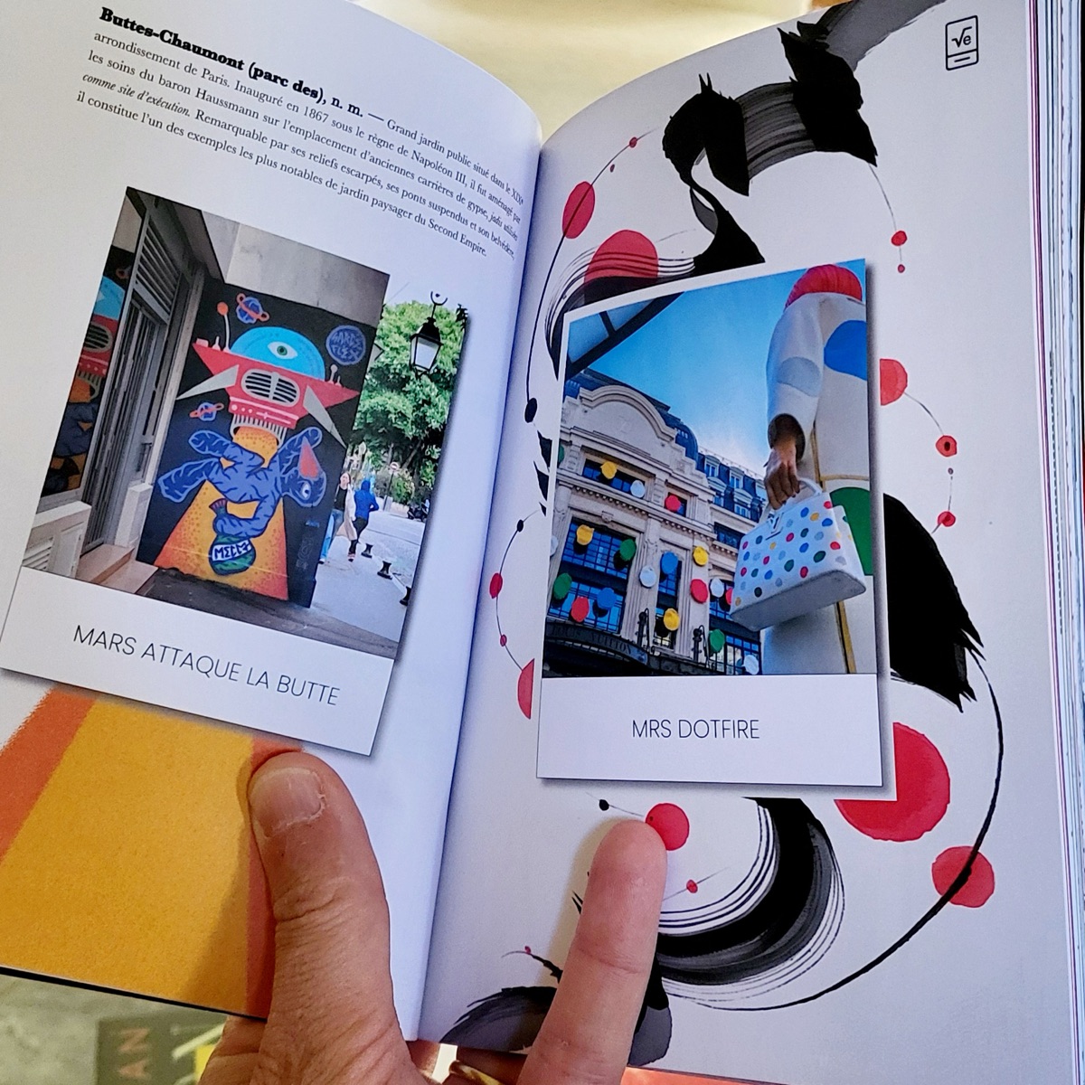 Le livre Second Regard ouvert, tenu à la main : à gauche « Mars attaque la Butte », à droite « Mrs Dotfire »