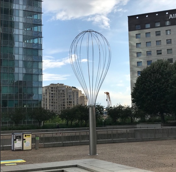 Un fouet de cuisine géant planté au milieu des tours de la Défense