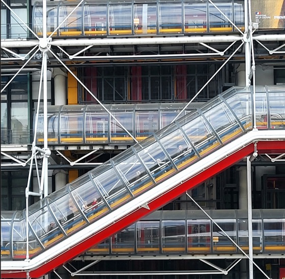 L’escalator en tube de verre du Centre Pompidou