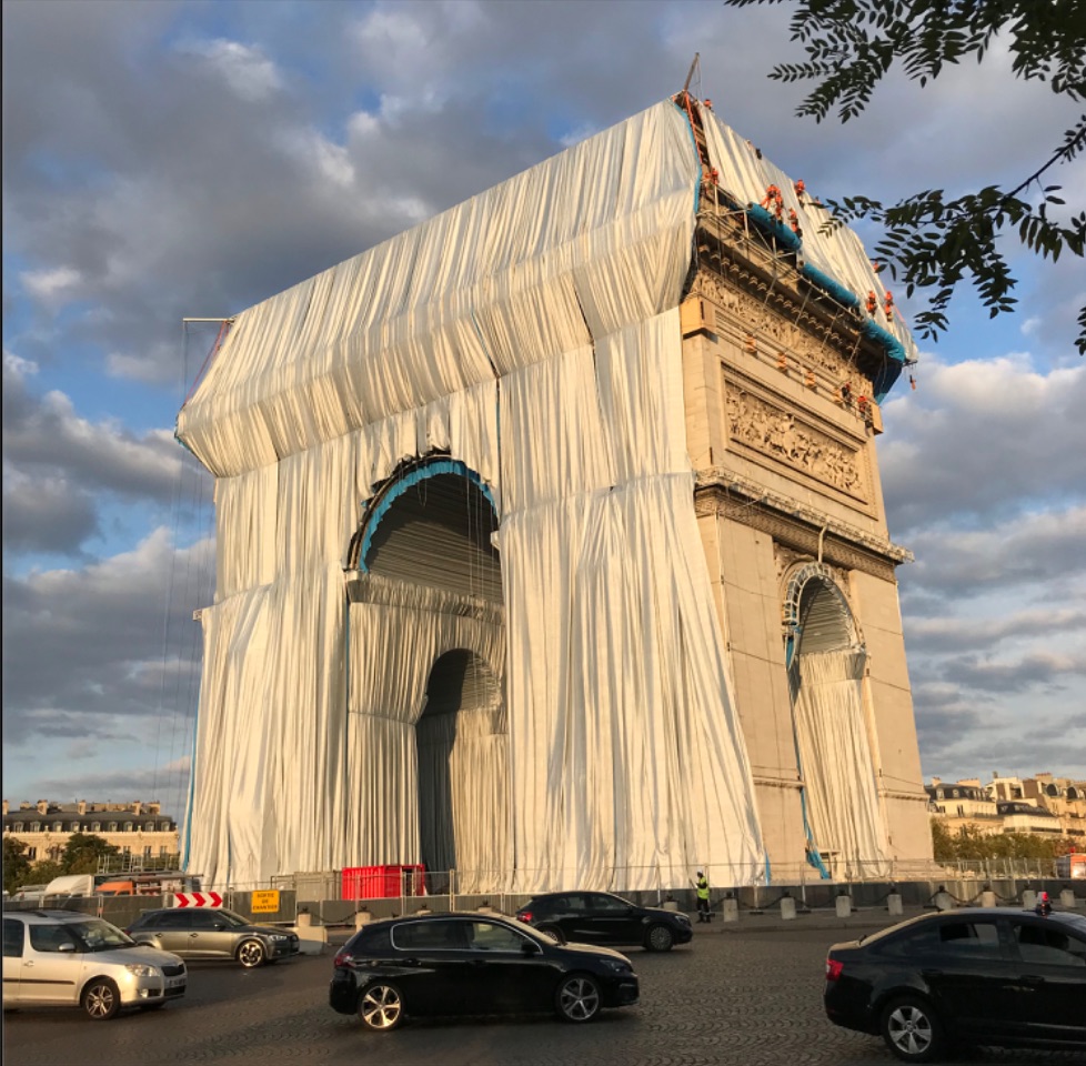 L’Arc de Triomphe entièrement emballé de toile argentée